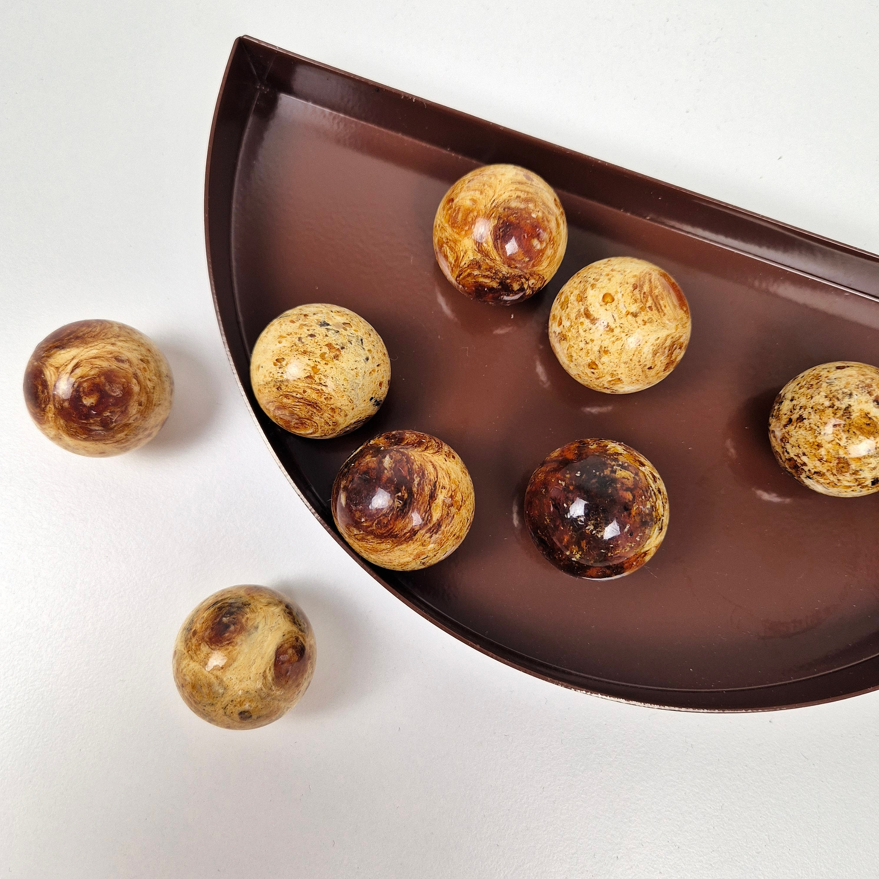 Round knob AMBER crafted from pressed amber, showcasing a perfect round shape and luxurious tones.