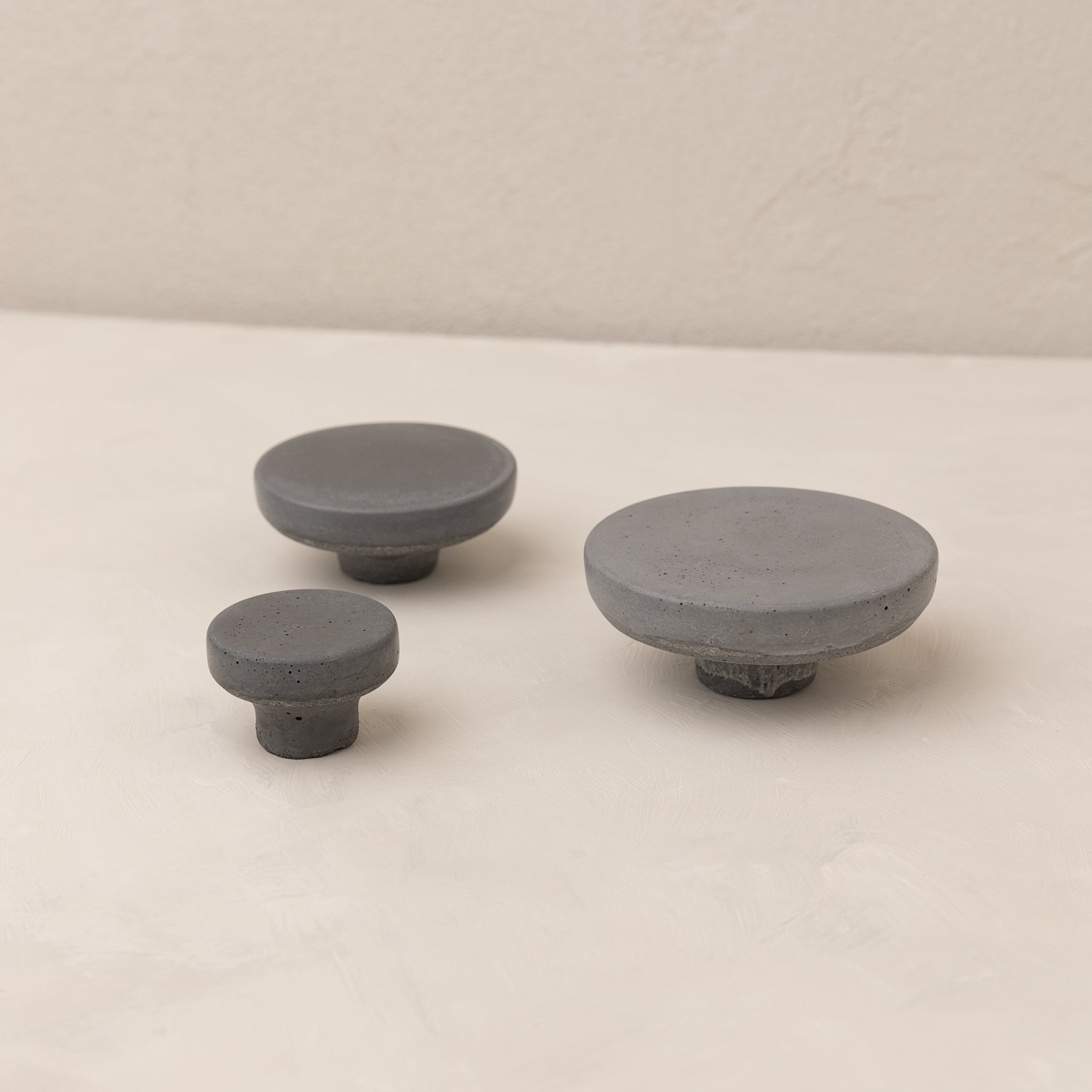 NAMII round concrete knob